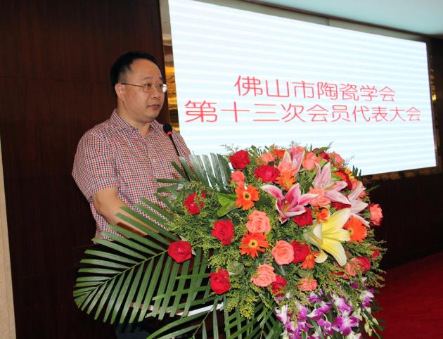 图3、佛山市陶瓷学会新一届理事会理事长冯斌作工作规划报告.jpg