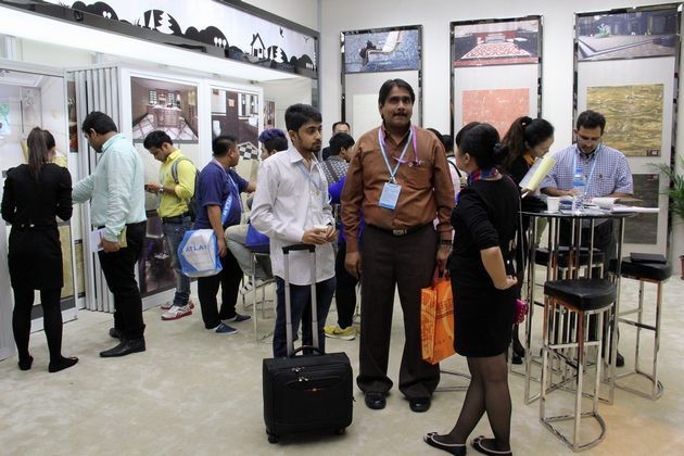 图7、展位里热闹的场面.jpg