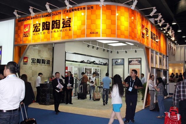 图6、要想找个人少的时段拍摄宏陶展位全貌还真不容易.jpg
