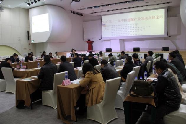 图2、各企业策划精英在会场听取论坛报告.jpg