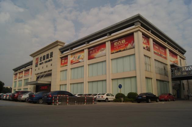 图1、庄重气派的营销中心展馆外观