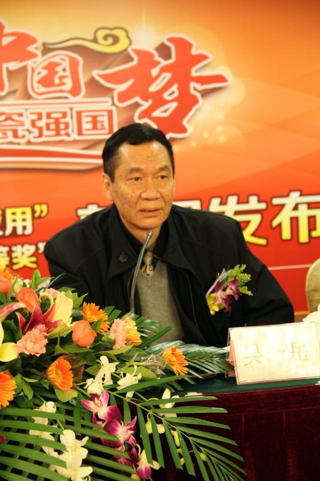 图3、中国建材联合会副会长、广东建材协会会长吴一岳盛赞宏陶公司的科技创新