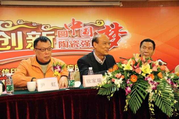 图3、企业副总欧家瑞（左二）在新闻发布会上精彩讲话，赢得满堂喝彩