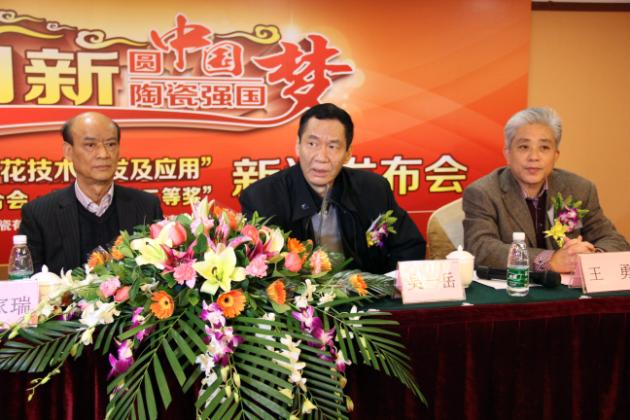 图4、中国建材联合会副会长、广东建材协会会长吴一岳（左二）盛赞宏陶公司历史以来的技术研发与创新