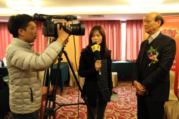 图8、企业副总欧家瑞（左一）接受广东电视台记者采访.jpg