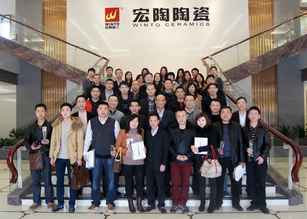 图2、企业相关领导、宏陶各销售老总、获奖经销商代表、销售业务代表及设计师代表在展厅大堂大合影