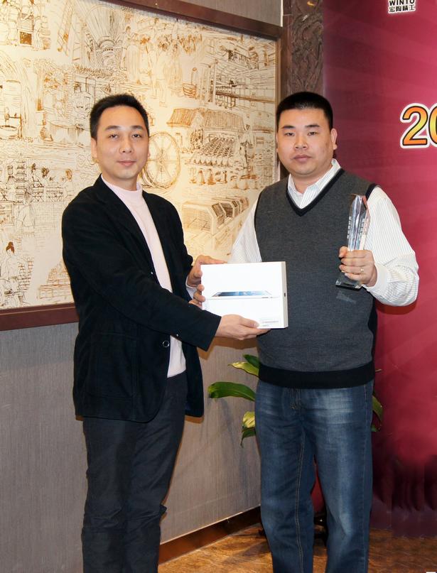 图6、宏陶广东线销售副总庞永江为广东肇庆宏陶专卖店经销商颁奖