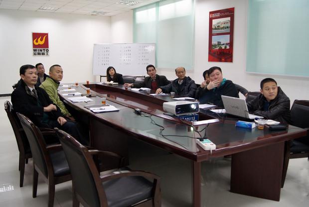 图1、全体评委观看参评专卖店幻灯片播放效果