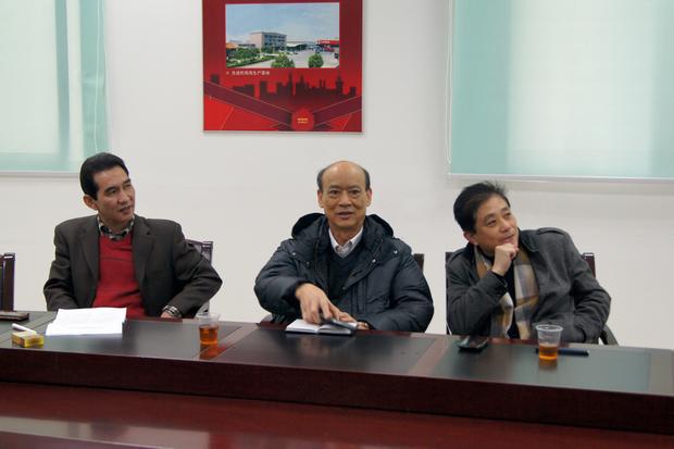 图3、企业副总欧家瑞对第四届优秀专卖店评比给予高度的评价（右一为企业市场总监王勇）