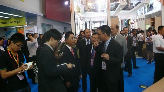 图2、国家商务部副部长蒋耀平，中国五矿化工进出口商会会长陈峰等领导一行视察中国建陶行业知名企业宏陶陶瓷展位，并听取了企业出口总经理伍剑锋的汇报