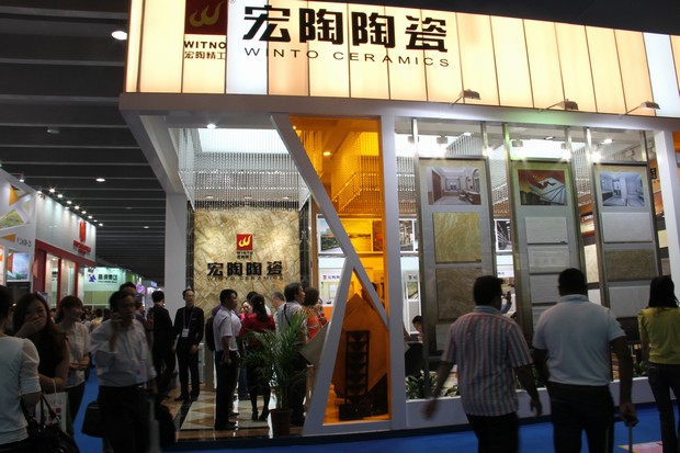 图6、超耐磨高硬度全抛釉砖及一辊多色多图“叠彩”釉面砖吸引客商的眼球