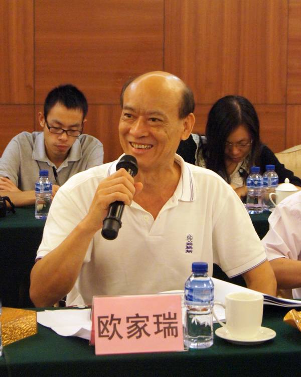 图3、企业副总欧家瑞脸露微笑，衷心感谢专家组及领导媒体对宏陶薄砖技术的高度评价