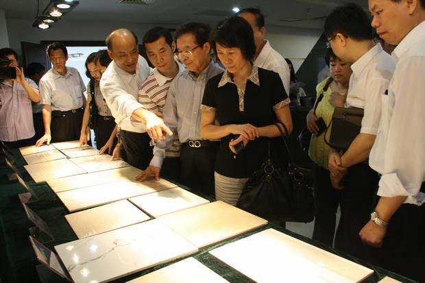图1、专家领导参观考察新产品
