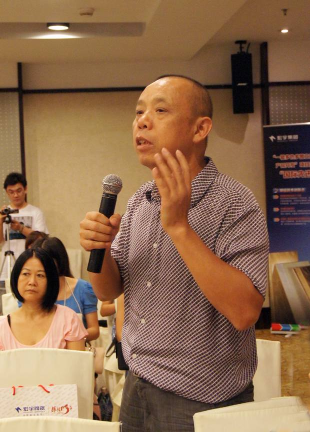 图4、陶瓷资讯报社长喻镇荣盛赞宏陶公司诚信赢天下